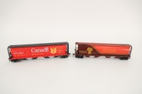 GRAIN HOPPERS: Two Bachmann HO Scale Grain Hoppers, both in Canadian Pacific liveries - 2