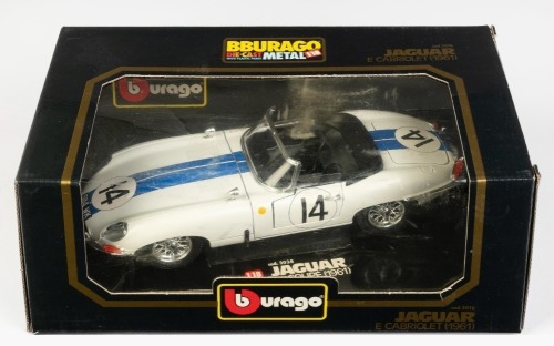 21 · JAGUAR: A Bburago 1:18 scale 1961 Jaguar "E" Cabriolet model, in race livery, product model number 3016