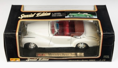 MERCEDES BENZ: A Maisto 1:18 scale Mercedes Benz 300S model, product model number 31806