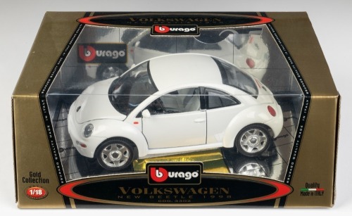 VOLKSWAGEN: A Bburago 1:18 scale 1998 Volkswagen new beetle model, product model number 3302