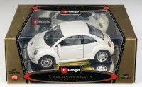 VOLKSWAGEN: A Bburago 1:18 scale 1998 Volkswagen new beetle model, product model number 3302