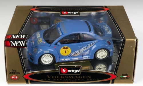 VOLKSWAGEN: A Bburago 1:18 scale Volkswagen new beetle model, complete in 2000 cup livery, model number 3389