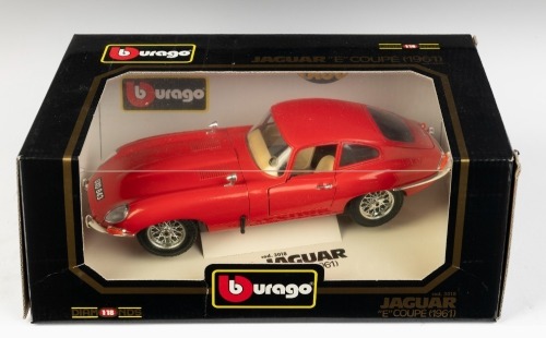 JAGUAR: A Bburago 1:18 scale 1961 Jaguar "E" coupe model, model number 3018