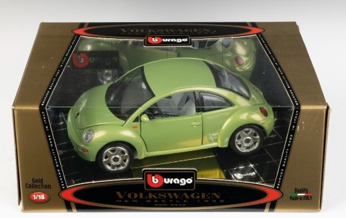 VOLKSWAGEN: A Bburago 1:18 scale 1998 Volkswagen new beetle model, model number 3342