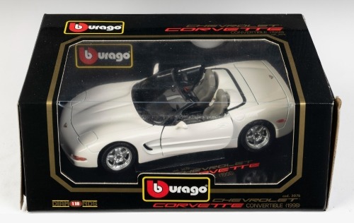 82 · CHEVROLET: A Bburago 1:18 scale 1998 Chevrolet Corvette convertible model, model number 3076