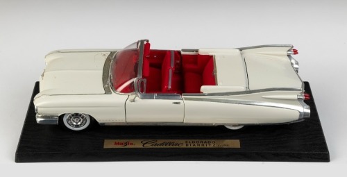 CADILLAC: A 1:18 scale Maisto 1959 Cadillac Eldorado Biarritz in white with red interior