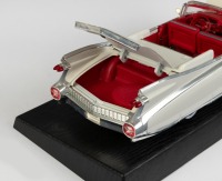 CADILLAC: A 1:18 scale Maisto 1959 Cadillac Eldorado Biarritz in white with red interior - 3