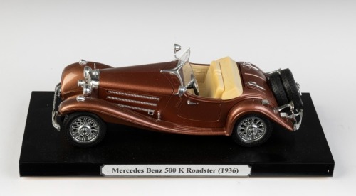 MERCEDES-BENZ: A 1:18 scale Bburago Mercedes-Benz 500K Roadster