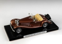 MERCEDES-BENZ: A 1:18 scale Bburago Mercedes-Benz 500K Roadster - 2