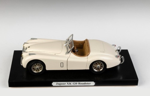 JAGUAR: A 1:18 scale Bburago Jaguar XK120 Roadster