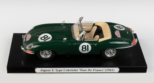 JAGUAR: A 1:18 scale Bburago 1961 Jaguar "E" type cabriolet 'Tour De France'