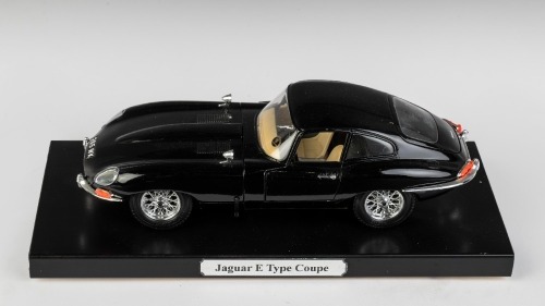 JAGUAR: A 1:18 scale Bburago Jaguar "E" type coupe