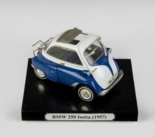 BMW ISETTA: A 1:18 scale model of a 1957 BMW 250 Isetta, believed to be Bburago or Welly