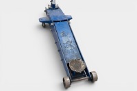 JACK: A very large trolley jack, most likely for commercial vehicle use, made by Trade Torque, 120cm long - 2