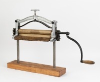 LAUNDRY WRINGER: A vintage laundry clothes wringer with hand crank, cast iron, 57cm high overall, 55cm wide at base