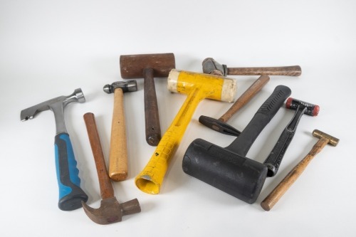 HAMMERS: A tray of assorted hammers, includes some ball been, knock-off & mallet types of differing sizes