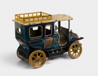 LIMOUSINE: A circa 1900s Hans Eberl German clockwork tin toy limousine with driver, 18cm long - 2