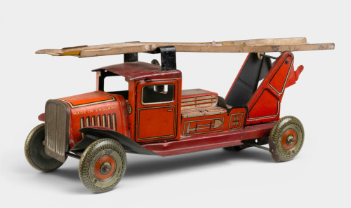 METTOY: An excellent original c1940s English Metoy fixed key clockwork tin plate fire engine, approximately 30cm long, 11cm high. Includes one seated tin fireman