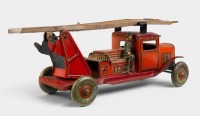 METTOY: An excellent original c1940s English Metoy fixed key clockwork tin plate fire engine, approximately 30cm long, 11cm high. Includes one seated tin fireman - 2