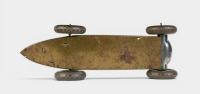 LOUIS MARX & CO: A circa 1930s Louis Marx & Co (UK) tinplate clockwork race car with driver, 29cm long - 3