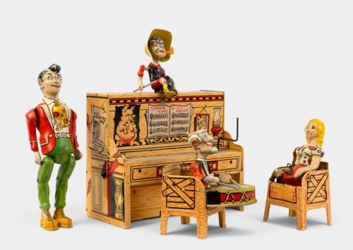 L'IL ABNER DOGPATCH BAND: A circa 1945 Unique Art Manufacturing Co (USA) clockwork tinplate 'L'il Abner & his Dogpatch Band' set in original box, features four moving figures attached to piano, 16.5cm wide, 14cm high