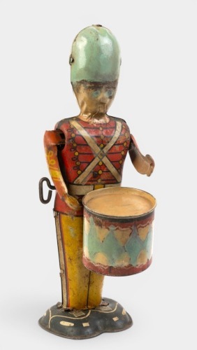 DRUMMER BOY: A circa 1930s / 1940s Louis Marx & Co tinplate clockwork 'George the Drummer Boy' toy, stands 23cm high