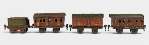 TIN TOY TRAINS: A circa 1930s or 1940s German tinplate train set, includes two passenger cars, one freight car & one coal tender, overall length 56cm