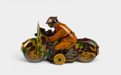 KANTO TOYS: A circa 1930s Kanto Toys (Japan) tinplate clockwork motorcycle with soldier rider & gun, 12cm long