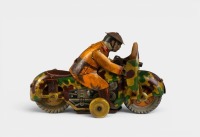 KANTO TOYS: A circa 1930s Kanto Toys (Japan) tinplate clockwork motorcycle with soldier rider & gun, 12cm long - 2