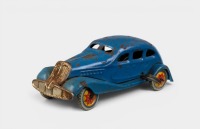 CLOCKWORK CAR: A circa 1930s, possible Japanese made tinplate clockwork saloon style car, 15cm long