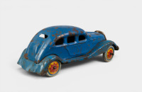 CLOCKWORK CAR: A circa 1930s, possible Japanese made tinplate clockwork saloon style car, 15cm long - 2