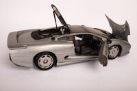 JAGUAR: A highly detailed Maisto 1:12 scale Jaguar XJ220, with opening parts - 2