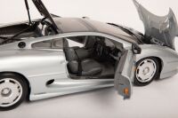 JAGUAR: A highly detailed Maisto 1:12 scale Jaguar XJ220, with opening parts - 4