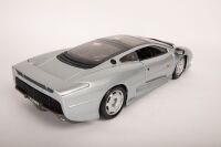 JAGUAR: A highly detailed Maisto 1:12 scale Jaguar XJ220, with opening parts - 5