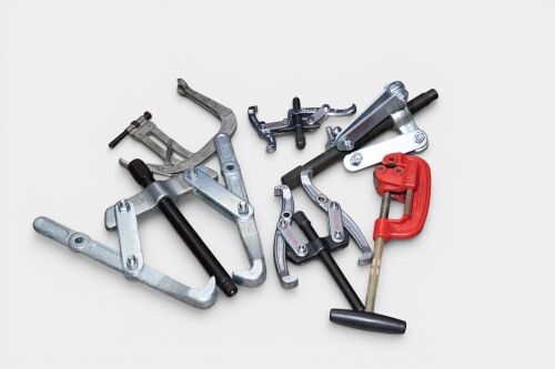 445 · GEAR PULLERS: A tub of assorted gear puller tools of differing sizes & styles