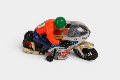 TOKYO PLAYTHING SHOKAI: A large c1960s -1970s Tokyo Plaything Shokai (Japan) tinplate battery Honda World Grand-Prix Roadrace racing motorcycle, 26cm long