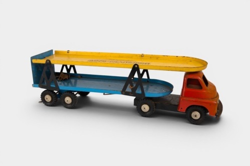 CAR FREIGHTER: A c1950s Wyn-Toy (Australia) pressed steel auto transport truck & trailer, overall length 57cm, with original box