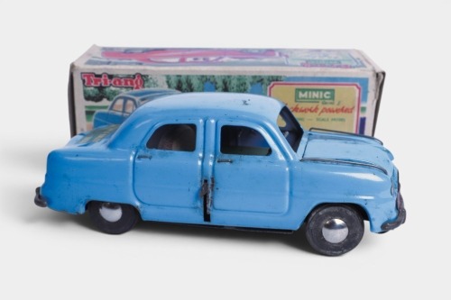TRI-ANG: A c1950s Tri-Ang Minic tinplate clockwork Ford Zephyr Six toy, 18cm long