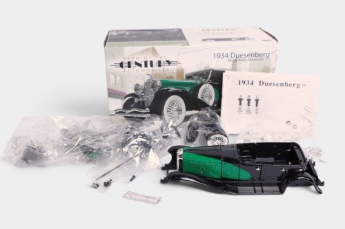 TESTORS: A Testors 1:32 scale 1934 Duesenberg Phaeton model kit in box