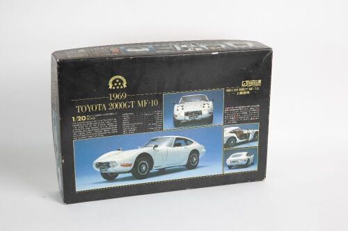TOYOTA: A Gunze Sangyo 1:20 scale 1969 Toyota 2000GT MF-10 model kit in box