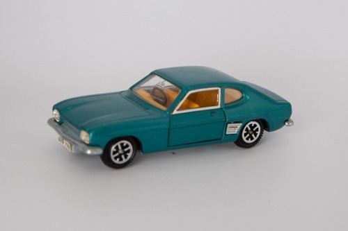 DINKY TOYS: 165 Ford Capri 1960-76