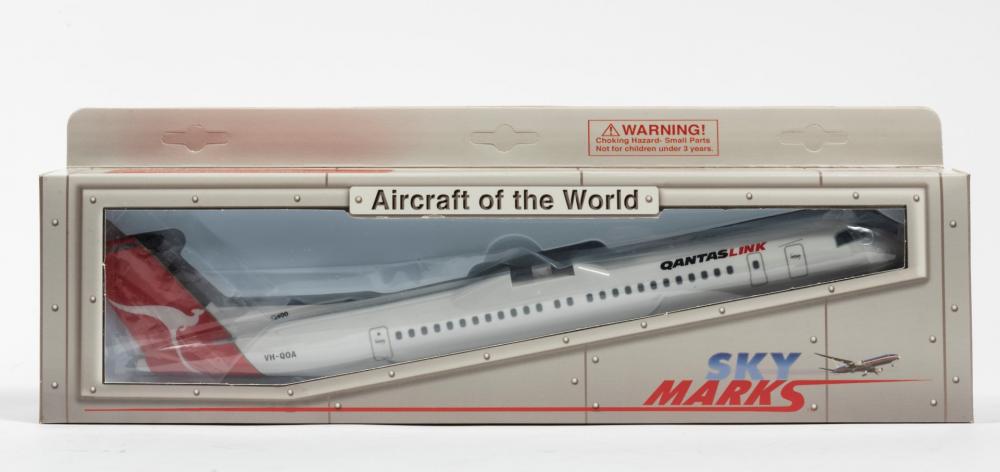 DASH 8: A NOS 1:100 scale Sky Marks QANTAS Link Dash 8 - Q400