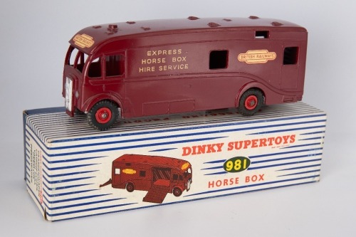 DINKY SUPERTOYS: 981 Horsebox 1954-1960