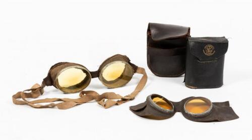 AERONAUTICAL GOGGLES WW1 : two cased pairs of aeronautical goggles including : a Aero-motor goggles, WW1 RFC RNAS RA and : an other leather pair stamped indistinctly