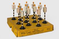 DINKY TOYS: 773 Dinky Toys Trade Box containing 12x Robot Traffic Signals c1953-1954