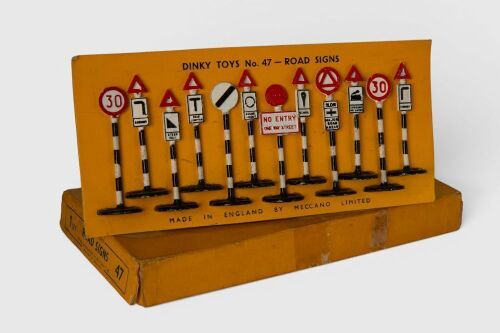DINKY TOYS: 47 Dinky Toys Gift Set containing one set of 12 various road signs, c1948-1954