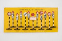 DINKY TOYS: 47 Dinky Toys Gift Set containing one set of 12 various road signs, c1948-1954 - 3