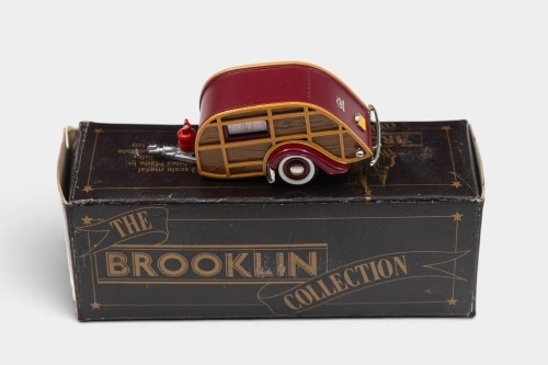 162 · WESLEY TRAILER: A 1:43 scale Brooklin Collection White Metal model of a 1947 Wesley Slumbercoach Woody Trailer