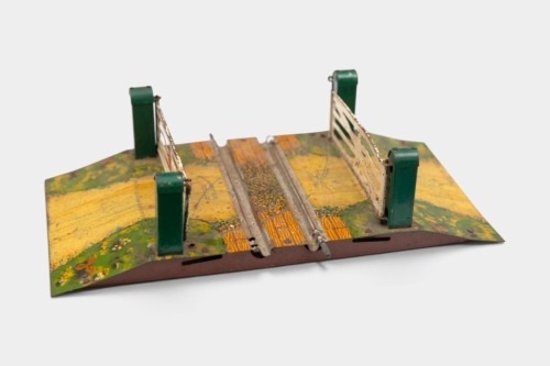 HORNBY: A Hornby Meccano O gauge tin plate level crossing train set accessory