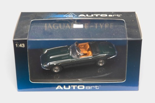 JAGUAR: A 1:43 scale Autoart Jaguar E Type Roadster Series III V12, boxed